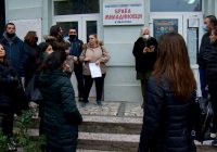 (ВИДЕО) Родители против промена на учителка во ООУ „Крсте Мисирков“