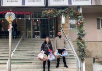 Младите од ВМРО-ДПМНЕ со пакетчиња за дечињата