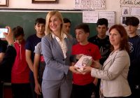 ВИДЕО: Српската амбасада и Владата подарија лектири на учениците од „Светозар Марковиќ“ од Старо Нагоричане