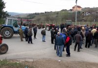 ВИДЕО: Продолжуваат протестите на сточарите од Тромеѓа, утринава го блокираа регионалниот пат Куманово-Свети Николе