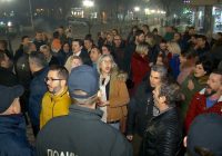 ВМРО ДПМНЕ протестираше за време на владината седница