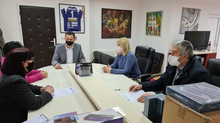 ВО КРИВА ПАЛАНКА ДОНИРАНИ 33 ТАБЛЕТИ ЗА СОЦИЈАЛНО РАНЛИВИ УЧЕНИЦИ