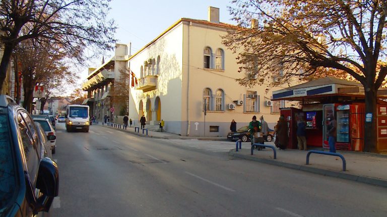 Оглас за пешачка патека и реконструкција на улици од општината