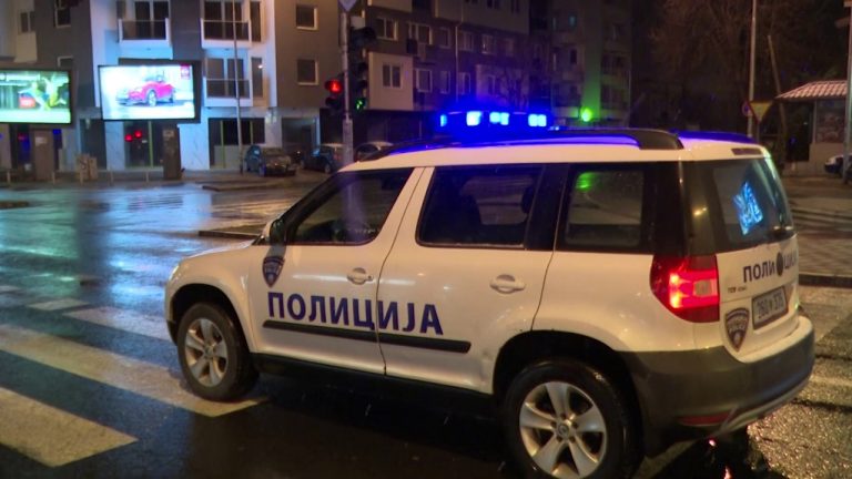 Две лица ограбиле старица од Куманово среде улица