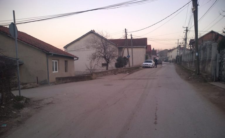 Жителите на населбата „Бабин Дол“ бараат тротоари