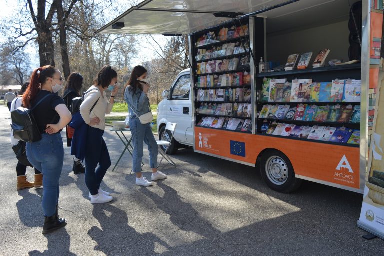 Интересна книжарница на тркала во центарот на Куманово