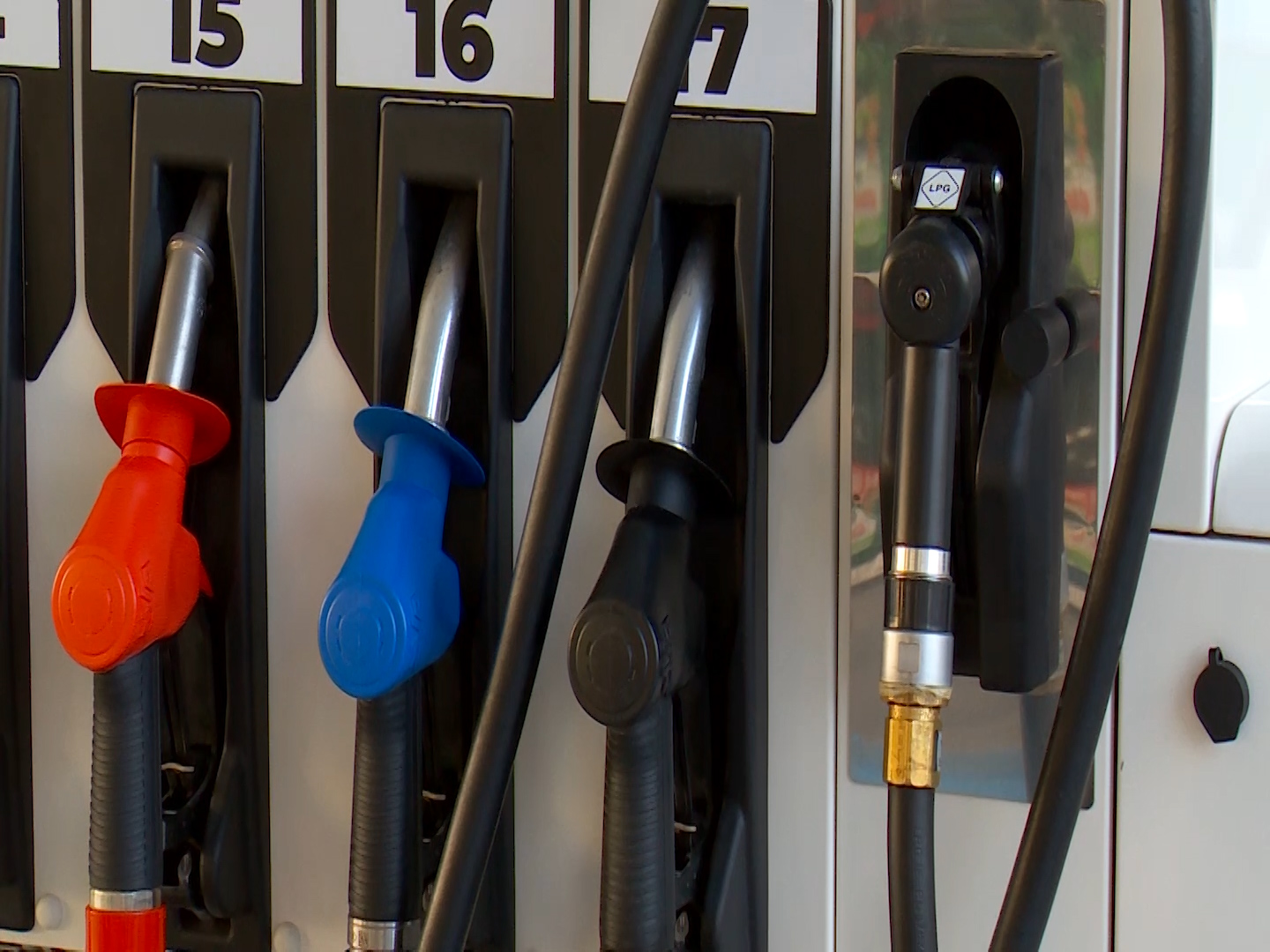 Од полноќ поскапуваат горивата