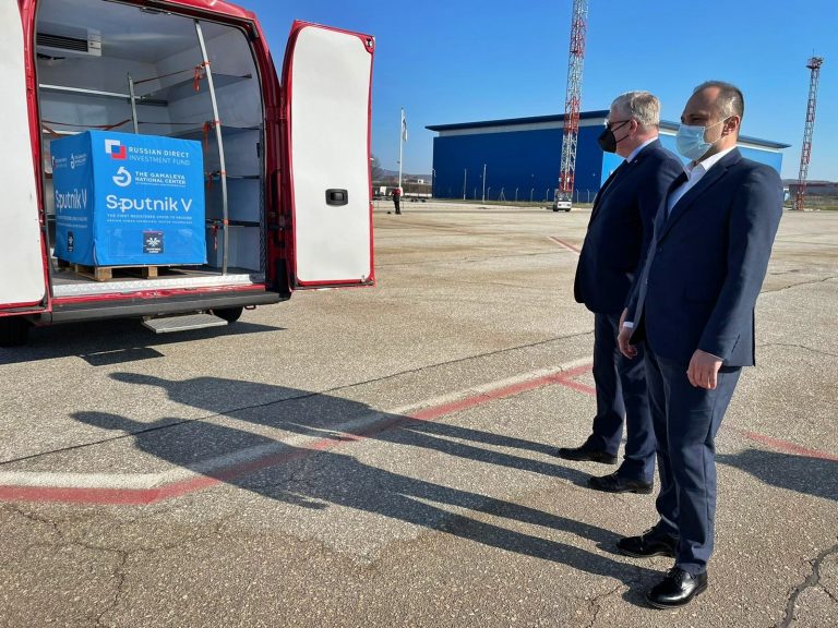 Со авион на „Eр Србија“ пристигна првата пратка од руските вакцини „Спутник V“