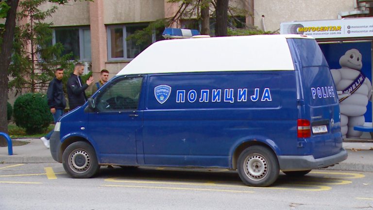Оштетен автомобил на автопат близу Куманово