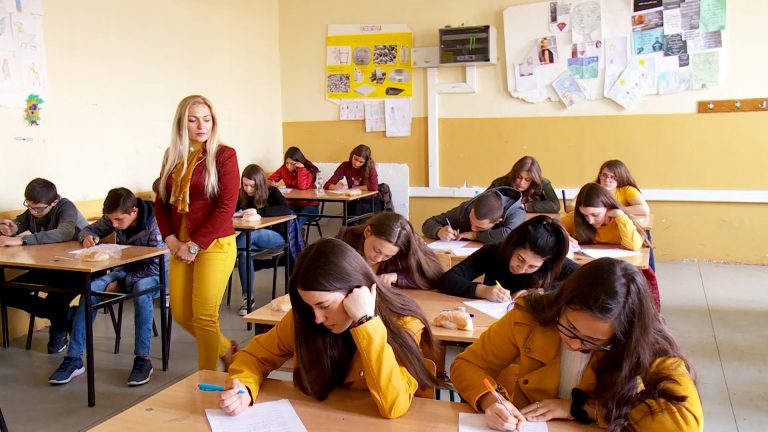 Премалку пари од блок-дотации за додатоци на плати во образованието
