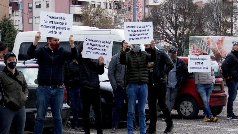 Угостителите од Куманово заедно на протестот со колегите од државата