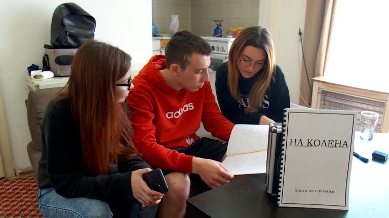 „На колена“ филм кој ги обработува проблемите на младите