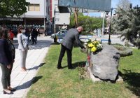 Градоначалникот Димитриевски положи цвеќе пред спомен плочата на Тито