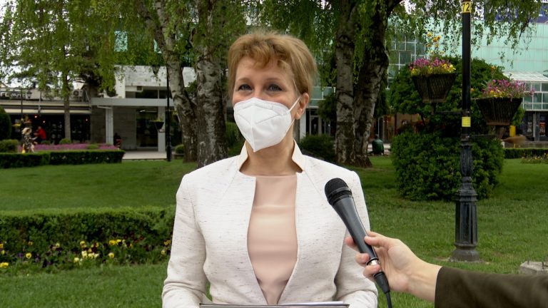 Тасевска Се предвидува комбиниран модел за учебници