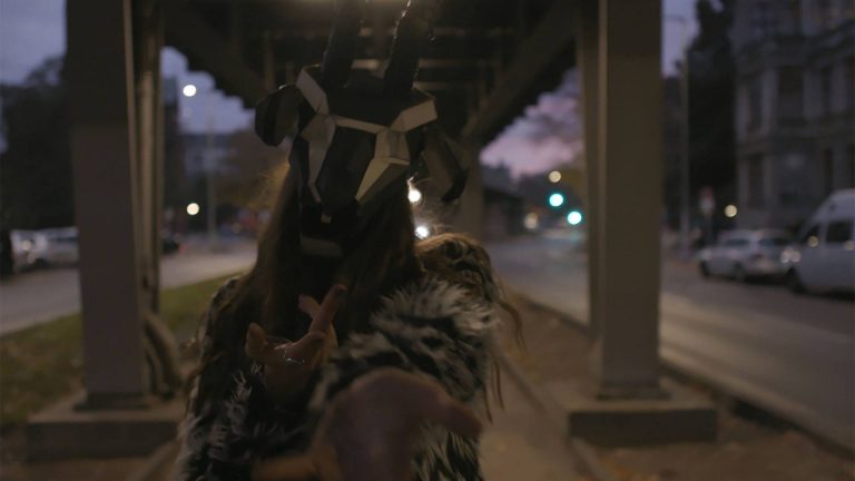 02 When I dance, the Earth trembles (film still 1)