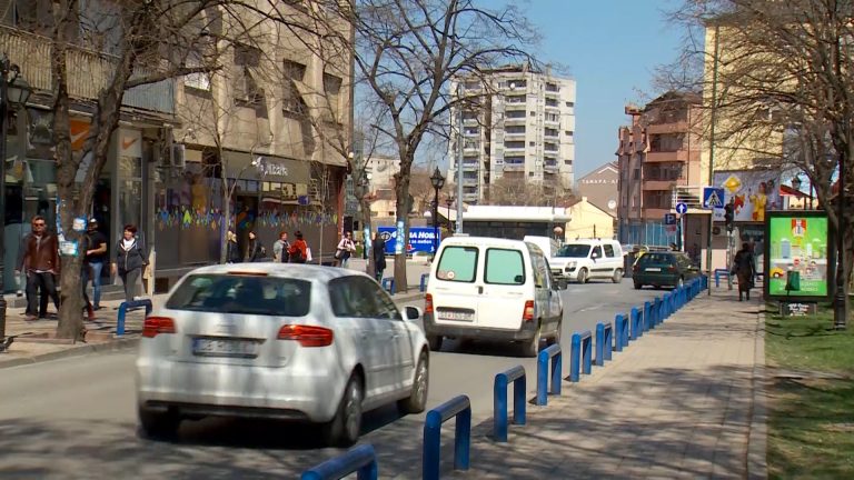 Grad Plostad Ljudi Avta Mladi Penzioneri Mart 2019 Ladno Prolet.mp4.00_03_01_21.Still001