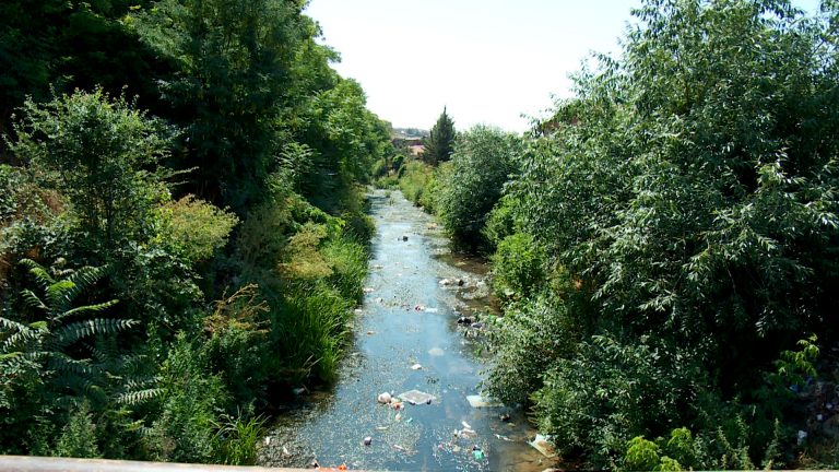 Се расчистуваат одводните канали во кумановско
