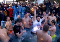 (ФОТО) Кумановци скокаа по светиот крст, најсреќен Никола Бојковски