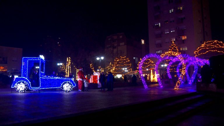 5.Празничната атмосфера ги развеселува граѓаните