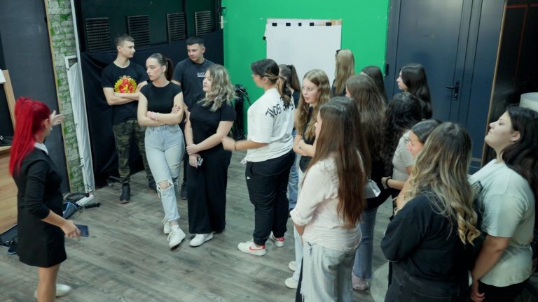 Deca u tv inserti.mp4.01_01_48_18.Still001